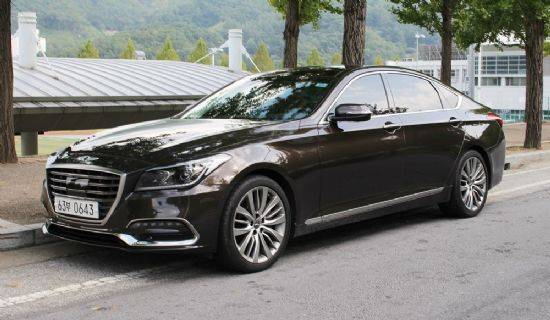 연세대학교 원주캠퍼스 운동장 앞에서 잠시 정차해 제네시스 G80의 모습을 담아냈다. (사진=지디넷코리아)