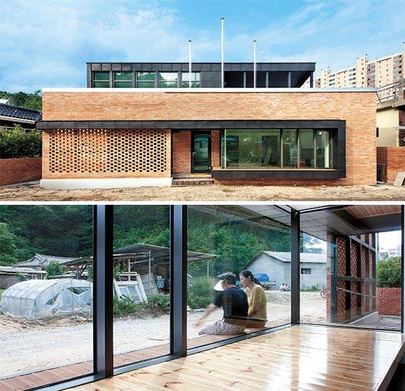 영주시 가흥동 한절마 경로당의 전경(위). 경로당 벽면마다 툇마루가 놓여 있다. [사진 진효숙 작가]