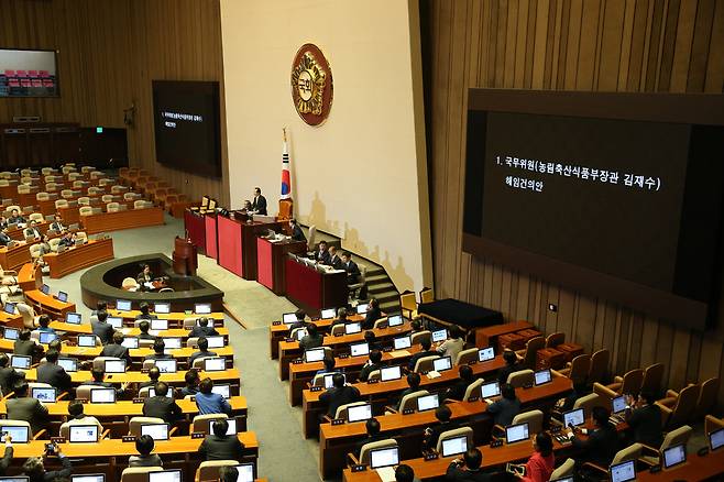 정세균 국회의장이 24일 새벽 김재수 농림수산식품부 장관의 해임 결의안 통과를 선언하고 있다. 강창광 기자 chang@hani.co.kr