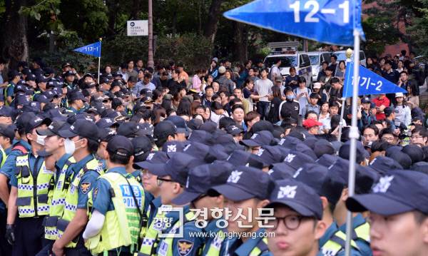 지난해 경찰의 물대포를 맞고 혼수상태에 빠진 백남기 농민이 사망한 25일 빈소가 마련된 서울대병원 장례식장앞에서 경찰병력이 일반 시민들의 출입을 통제하고 있다. | 서성일 기자 centing@kyunghyang.com