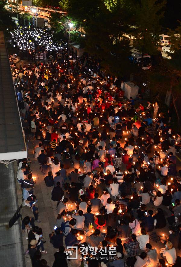 백남기씨가 사망한 25일 서울대학교병원 장례식장 입구에서 시민사회단체 회원들이 촛불집회를 하고 있다. ●/ 김창길 기자 cut@kyunghyang.com