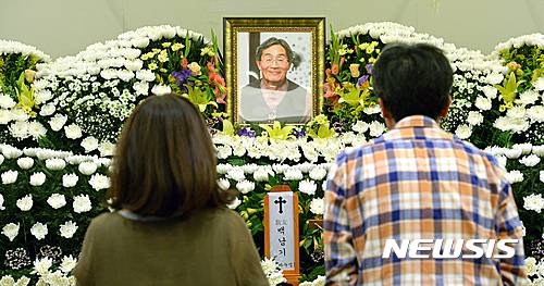 【서울=뉴시스】이영환 기자 = 지난해 민중총궐기 도중 경찰 물대포에 맞아 사경을 헤매던 백남기 농민이 317일만에 사망한 25일 오후 서울 종로구 서울대병원 장례식장에 차려진 고 백남기 농민의 빈소에 조문객들의 발걸음이 이어지고 있다.2016.09.25.   photo@newsis.com