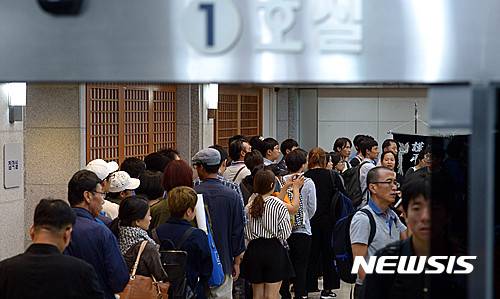 【서울=뉴시스】이영환 기자 = 지난해 11월14일 민중총궐기 당시 경찰이 살수한 물대포를 맞고 의식불명에 빠져있던 농민 백남기(70)씨가 사고 317일만에 사망한 25일 오후 서울 종로구 서울대학교병원 장례식장에 조문객들이 줄지어 서있다. 2016.09.25.   20hwan@newsis.com