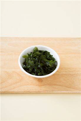 1. 마른 미역은 찬물에 10분 정도 불려 물에 헹구어 물기를 꼭 짠다.