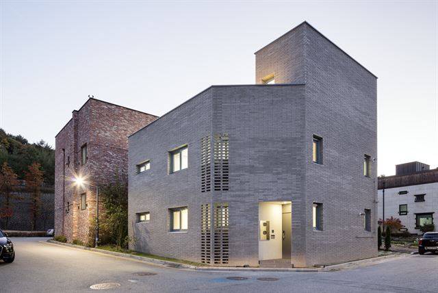 성남시 운중동 ‘빛우물집’. 함께 카페를 운영하는 어머니와 아들 내외가 중정을 사이에 두고 선택적 소통을 나눈다. 남궁선 제공