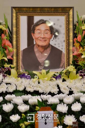 지난해 11월14일 민중총궐기대회 당시 경찰이 직사한 물대포에 맞고 의식불명에 빠졌던 농민 백남기씨(69)가 사고 317일만인 25일 숨을 거둔 가운데 서울 종로구 서울대학병원 장례식장에 고인의 영정이 놓여져 있다. 김창길 기자 cut@kyunghyang.com
