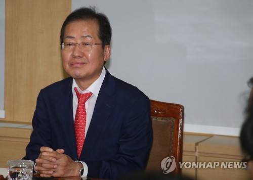 홍준표 경남도지사가 지난 9일 오후 도청에서 열린 기자 간담회에 참석해 취재진의 질문을 기다리고 있다. [연합뉴스 자료사진]