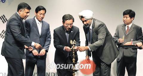 "한국·인도 협력 확대 위해"… 램프 점화 세리머니 - 26일 인천 송도 센트럴파크호텔에서 열린‘투모로 인도 글로벌 서밋’개막식에서 참석자들이 양국의 협력 확대를 기원하며 인도 전통 램프에 불을 붙이고 있다. 왼쪽부터 비크람 도래스와미 주한 인도 대사, 이강신 인천상공회의소 회장, 유정복 인천광역시 시장, 에이치피 싱 인도세계재단 이사장, 홍기원 인천시 국제관계 자문대사. /성형주 기자