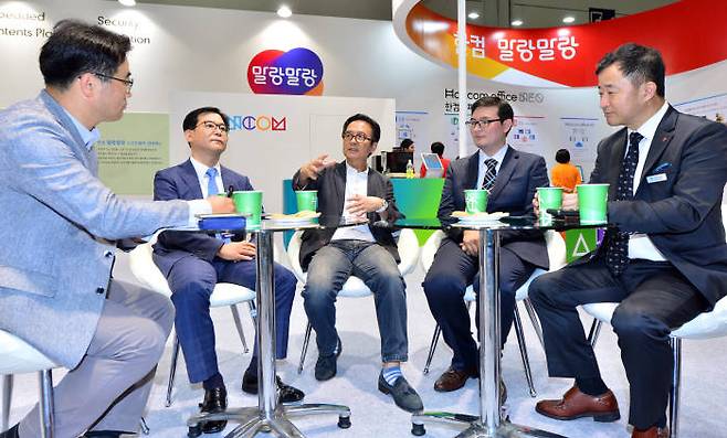 `소프트웨이브 2016` 결산 좌담회에서 참석자들이 `소프트웨이브 2016`의 의미와 성과에 대해 이야기 나누고 있다.