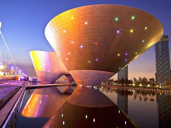 송도 센트럴파크의 랜드마크인 트라이볼.