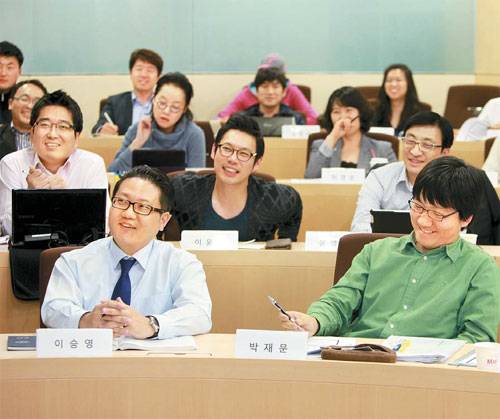 중앙대 MBA 학생들이 남인우 교수의 마케팅 수업을 경청하고 있다.