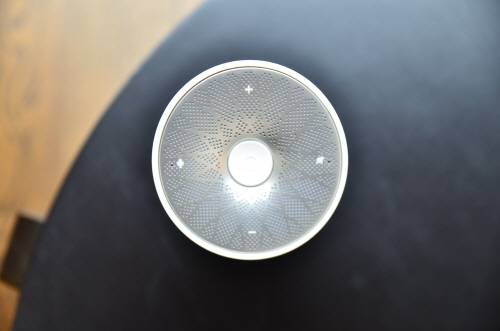 누구(NUGU)의 상단 부분. 음성으로 볼륨 조절이 가능하지만 직접 위, 아래 배치된 버튼을 눌러 음량을 줄일 수 있다. 좌측을 누르면 음성명령 대기 상태가 되며 우측은 음소거 버튼이다.