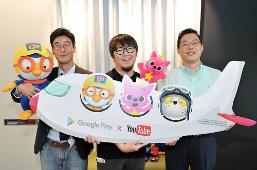 (서울=연합뉴스) 아이코닉스의 이종윤 차장(왼쪽), 스마트스터디의 박현우 부사장(가운데), 블루핀의 김정수 대표(오른쪽)가 29일 서울에서 열린 구글코리아 사례 발표회에서 자사 캐릭터의 국외 진출을 형상화한 장식판을 들고 포즈를 잡았다. 2016.9.29 <<구글코리아 제공>>
