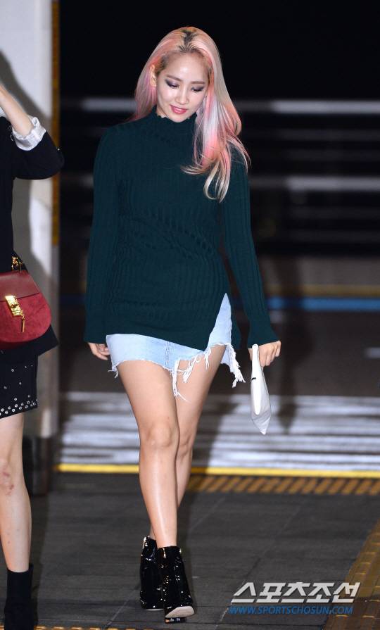 9월 30일 오후 걸그룹 '원더걸스' 멤버들이 인천공항을 통해 태국으로 출국했다. 원더걸스는 태국에서 행사가 예정되어 있다. 밝은 표정으로 출국장을 나서고 있는 원더걸스 예은.  인천=송정헌 기자 songs@sportschosun.com/2016.09.30