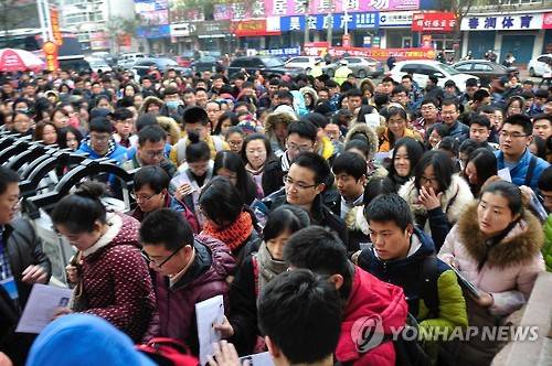 중국 정부는 앞으로 공무원시험에서 부정행위로 적발되는 사람에 대해 응시자격을 영구 박탈한다. 작년 11월29일 산둥성 옌타이시 국가공무원시험장의 모습. [연합뉴스 자료사진]