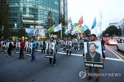 백남기 추모행렬      (서울=연합뉴스) 신준희 기자 = 1일 오후 경찰의 물대포에 맞고 투병하다 사망한 농민 고 백남기씨를 추모하기 위해 모인 시민들이 대학로에서 집회를 마치고 종로1가를 행진하고 있다.       당초 이들은 백씨가 물대포를 맞고 쓰러진 종로구청 앞 사거리에서 서대문구 미근동 경찰청 앞까지 행진 신고를 냈으나, 경찰이 이 구간이 '주요도로'에 해당한다며 금지 통고해 종각역 인근 도로에서 마찰을 빚었다. 2016.10.1      hama@yna.co.kr