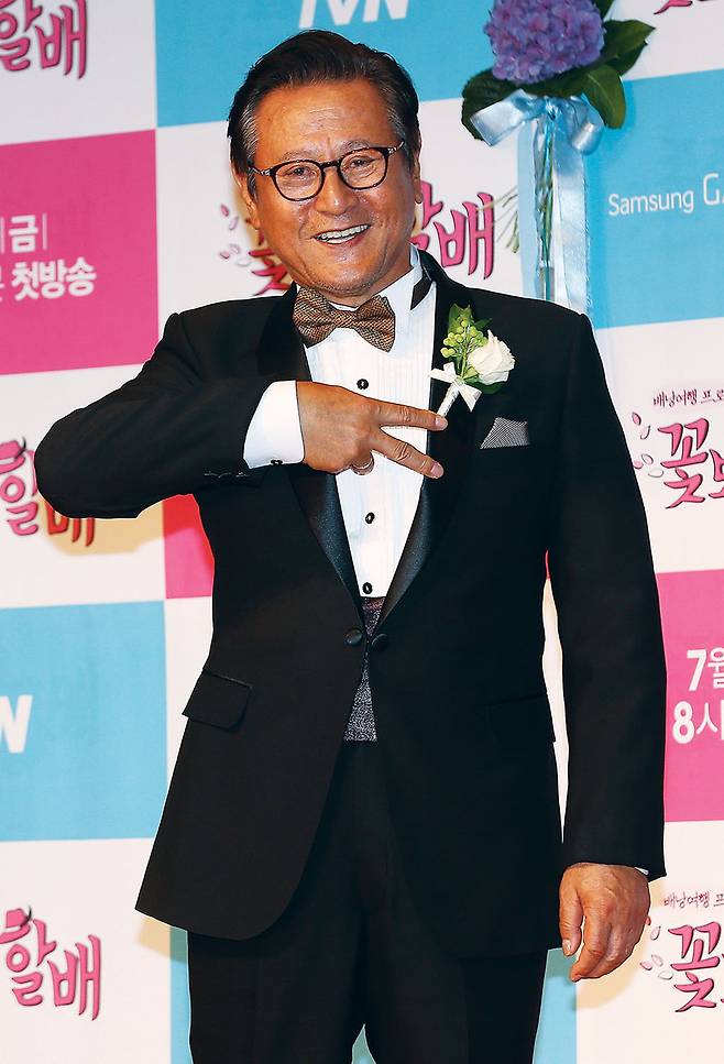2013년 6월28일 배우 박근형이 tvN 새 예능 프로그램 《꽃보다 할배》 제작발표회에서 포즈를 취하고 있다. © 연합뉴스