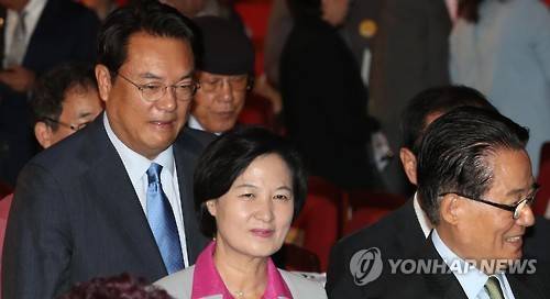웃는 野-웃지 못하는 與      (서울=연합뉴스) 임헌정 기자 = 3일 서울 종로구 세종문화회관에서 열린 제4348주년 개천절 경축식에서 정진석 새누리당 원내대표(왼쪽부터), 추미애 더불어민주당 대표, 박지원 국민의당 원내대표가 행사가 끝난 뒤 식장을 나서고 있다.