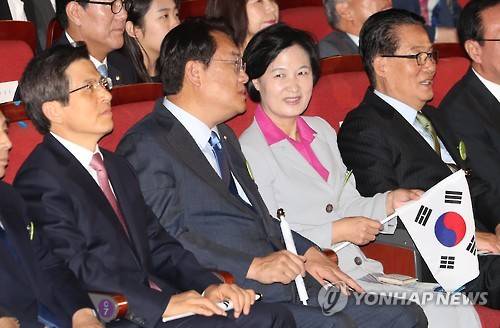 얘기 나누는 여야      (서울=연합뉴스) 임헌정 기자 = 3일 서울 종로구 세종문화회관에서 열린 제4348주년 개천절 경축식에서 정진석 새누리당 원내대표(왼쪽 두번째)가 추미애 더불어민주당 대표와 이야기를 하고 있다.