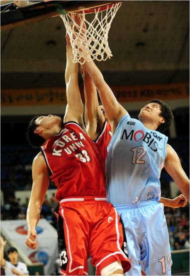 '이 둘이 한 팀에서?' 고려대 이종현(왼쪽)과 모비스 함지훈이 2013 프로아마 최강전에서 리바운드를 다투는 모습.(자료사진=KBL)