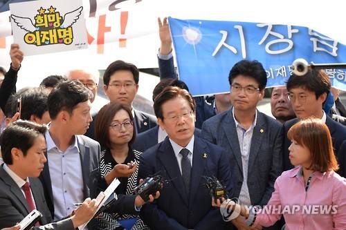 검찰 출석한 이재명 성남시장      (성남=연합뉴스) SNS(사회관계망서비스) 활동과 관련해 공직선거법 위반과 명예훼손 등으로 검찰에 고소·고발된 이재명 성남시장이 4일 출석 조사에 앞서 수원지검 성남지청 앞에서 취재진에게 입장을 밝히고 있다. 2016.10.4       ktkim@yna.co.kr