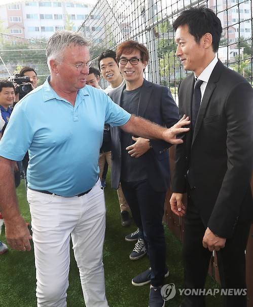 김남일과 인사 나누는 히딩크      (안성=연합뉴스) 홍기원 기자 = 거스 히딩크 전 축구 국가대표팀 감독이 4일 오전 경기도 안성시 중리동 팀2002 안성풋살돔구장에서 열린 구장건립기념행사에서 김남일과 인사를 하고 있다. 2016.10.4      xanadu@yna.co.kr