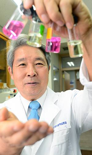 지난달 12일 김정회 교수가 대전 유성구 구성동 카이스트 캠퍼스 실험실에서 위암 진단 바이오 의약품 개발에 필요한 실험을 진행하고 있다.  대전=신창섭 기자 bluesky@