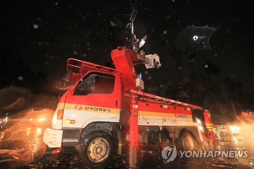 <태풍 차바> 정전 복구하는 한전 관계자들      (서귀포=연합뉴스) 박지호 기자 = 제주도가 제18호 태풍 차바(Chaba)의 직접 영향권에 들어간 5일 오전 서귀포시 법환동 법환초등학교 옆 야자수가 강풍에 쓰러지며 전신주를 건드려 인근 800여세대가 정전됐다.       한국전력 관계자들이 고소작업차를 이용해 전력 복구 작업을 하고 있다. 2016.10.5      jihopark@yna.co.kr