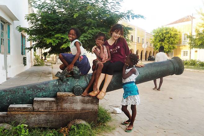 모잠비크에서 아이들과 함께 [사진제공=안시내]