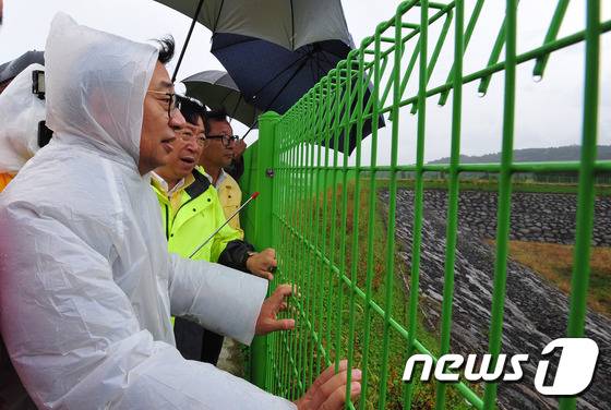 이정현 새누리당 대표가 7일 오전 제주시 오등동 한천 저류지를 찾아 고경실 제주시장과 새누리당 제주도당 관계자들과 함께 태풍 피해 상황을 살펴보고 있다. 2016.10.7/뉴스1 © News1 이석형 기자
