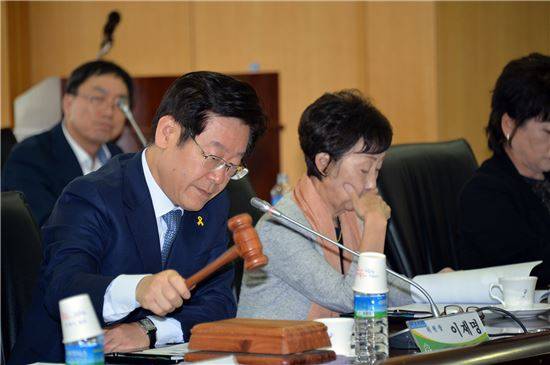 이재명 성남시장이 '성남시 남북교류협력위원회' 정기회의를 주재하고 있다.