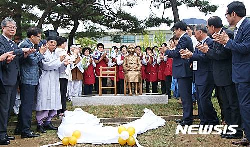 【제천=뉴시스】강신욱 기자 = 7일 오후 충북에서는 청주에 이어 두 번째로 제천시 화산동 의병광장에서 평화의 소녀상이 제막되고 있다. 2016.10.07.   ksw64@newsis.com