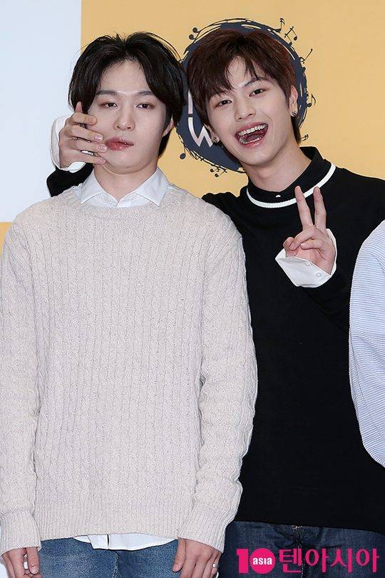 그룹 비투비 이창섭-육성재가 8일 오후 서울 마포구 상암동 MBC 광장에서 열린 ‘2016 DMC 페스티벌 코리아 뮤직 웨이브’ 포토월 행사에 참석해 포토타임을 갖고 있다.