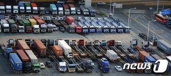 화물연대 총파업을 하루 앞둔 9일 오후 부산 북항 감만부두 인근 한 주차장에 화물차량이 주차되어 있다. 2016.10.9/뉴스1 © News1 여주연 기자