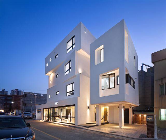 단독주택 겉에 파사드 형태의 덧구조물을 씌워 다세대주택과의 연속성을 강조하고 주변 시선으로부터 내부를 가렸다. 윤준환 제공