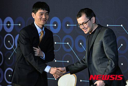 【서울=뉴시스】 고승민 기자 = 이세돌 9단이 15일 서울 종로구 포시즌스 호텔에서 열린 '구글 딥마인드 챌린지 매치' 인공지능(AI) 바둑 프로그램 알파고(AlphaGo)와의 5번기 제5국 기자회견을 마치고 데미스 하사비스 구글 딥마인드 대표와 악수를 하고 있다.   이세돌 9단은 이날 대국에서 끝내기 승부에 돌입했지만 280수 만에 패했다. 2016.03.15.    photo@newsis.com