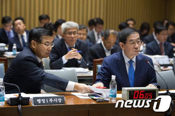 박원순 서울시장이 11일 서울시청 대회의실에서 열린 국회 국토교통위원회의 서울시에 대한 국정감사에 감사를 준비하고 있다. 2016.10.11/뉴스1 © News1 유승관 기자