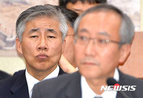 【서울=뉴시스】박진희 기자 = 11일 오전 서울 여의도 국회에서 열린 교육문화체육관광위원회 국립대학법인 서울대학교 국정감사에 출석한 서창석 서울대학교병원 병원장과 고 백남기씨 주치의 백선하 교수가 감사위원의 질의를 듣고 있다. 2016.10.11.   pak7130@newsis.com