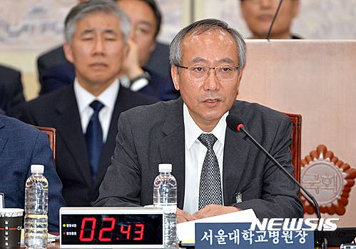 [2016국감] 교육문화체육관광위원회, 서울대학교병원 국정감사 【서울=뉴시스】박진희 기자 = 11일 오전 서울 여의도 국회에서 열린 교육문화체육관광위원회 국립대학법인 서울대학교 국정감사에 출석한 서창석 서울대학교병원 병원장이 감사위원의 질의에 답변을 하고 있다. 2016.10.11.   pak7130@newsis.com