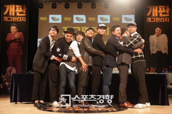 개그맨 김준호(왼쪽에서 네 번째), 김대희(왼쪽에서 다섯 번째)가 지난 10일 서울 강남구 일지아트홀에서 열린 모바일 게임 ‘개그판타지’ 기자간담회에서 포즈를 취하고 있다. 사진 큐포홀딩스