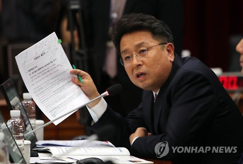(계룡=연합뉴스) 양영석 기자 = 이철희 의원이 11일 충남 계룡대에서 열린 국회 국방위의 해군본부에 대한 국정감사에 참석해 해군 총장에게 질의하고 있다. 2016.10.11      youngs@yna.co.kr