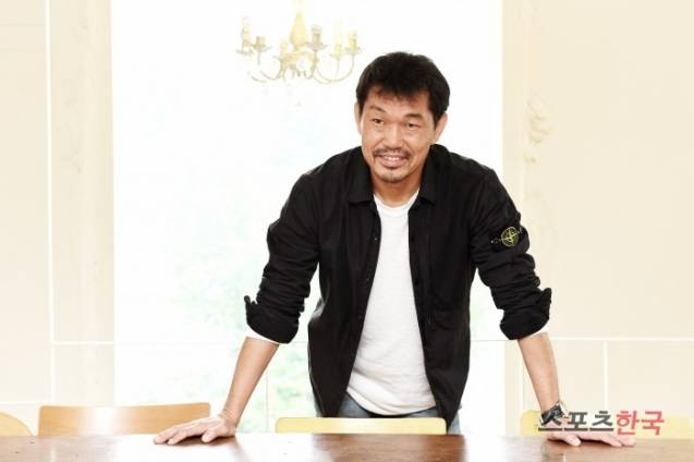영화 '아수라'의 제작자 사나이픽처스 한재덕 대표가 스포츠한국과 인터뷰에 앞서 포즈를 취하고 있다. 사진=이규연 기자 fit@hankooki.com