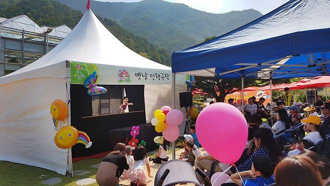 인형극을 관람하는 관광객들.