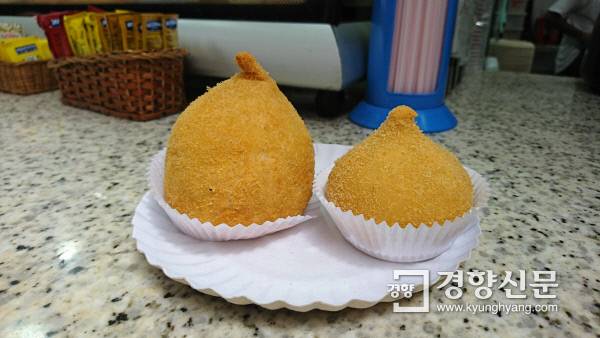 닭다리 모양으로 만든 ‘코시냐’는 브라질에서 가장 인기있는 길거리 간식이다.