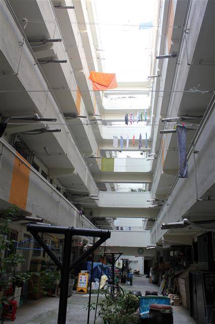 아파트 한가운데 공간을 비워둔 중정(中庭) 구조를 가진, 서울에서 두 번째로 오래된 동대문 아파트 내부 전경. 분양 초기 연예인들이 많이 입주해 ‘연예인 아파트’로도 불렸다.