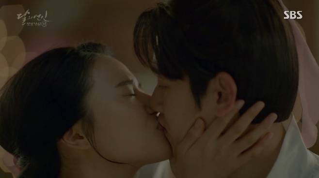 지헤라와 백현이 기습키스가 화제를 모으고 있다. ⓒ MK스타일 / SBS ‘달의 연인’ 캡처