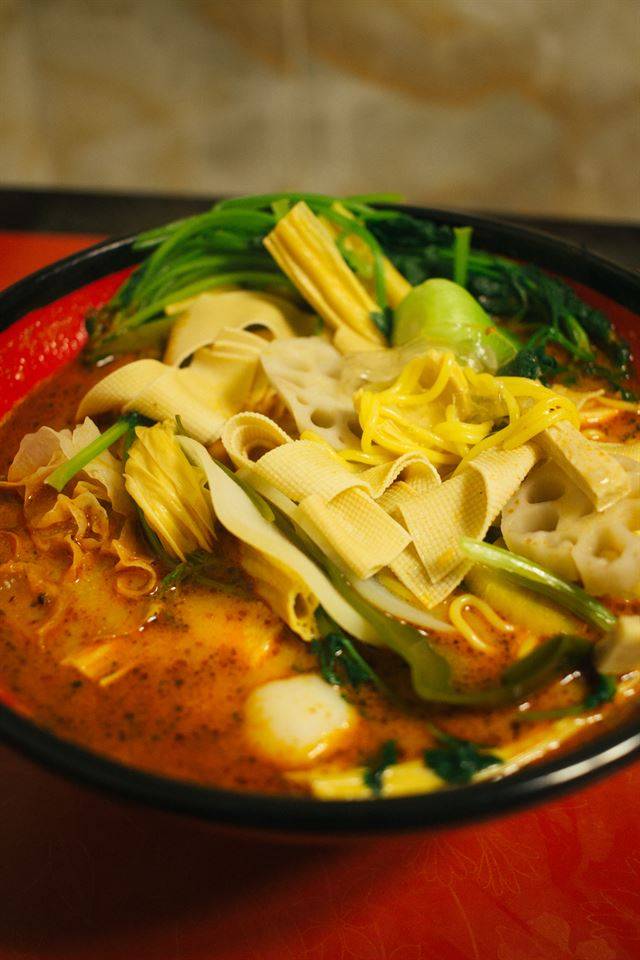 이곳의 마라탕은 부페식이다. 면이며 채소, 해물, 고기를 맘대로 고르면 주방에서 바로 요리해서 내준다.