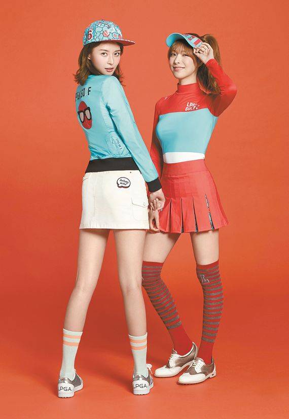 재미있는 로고 덕분에 뒷태가 돋보이는 LPGA갤러리의 점퍼와 스커트.