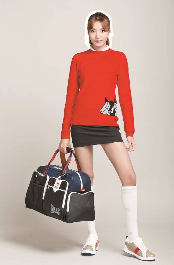 악동 캐릭터 스웨터와 무릎 길이 양말 디자인이 경쾌해 보인다. 왁.