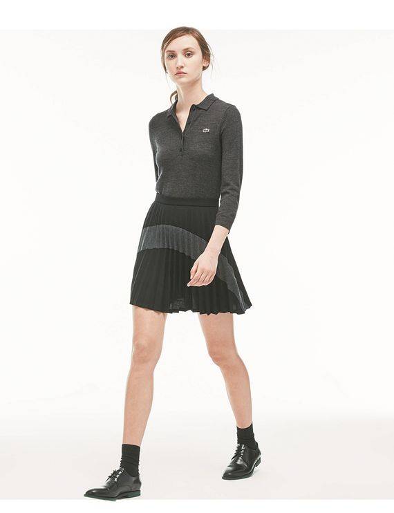 라코스테의 슬림핏 피케 셔츠와 짧은 플리츠 스커트.